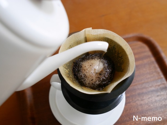最初にコーヒー粉に少しずつお湯を入れて蒸らす