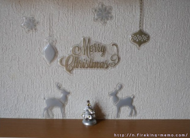 セリアのクリスマスのオブジェとぷっくりウォールステッカーを玄関に飾ってみました N Memo