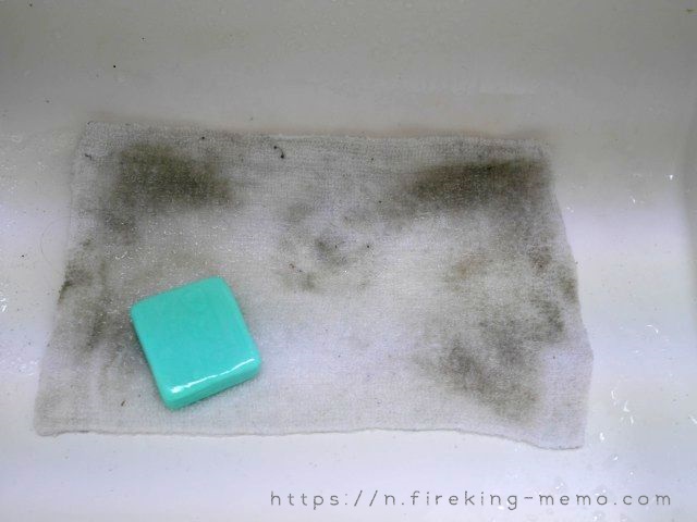 雑巾にウタマロ石鹸を塗りつける