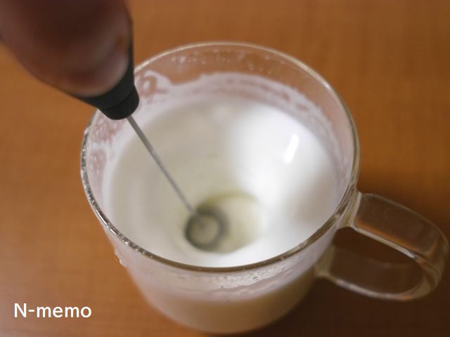 ミルクフォーマーのリングを入れてミルクを泡立てる